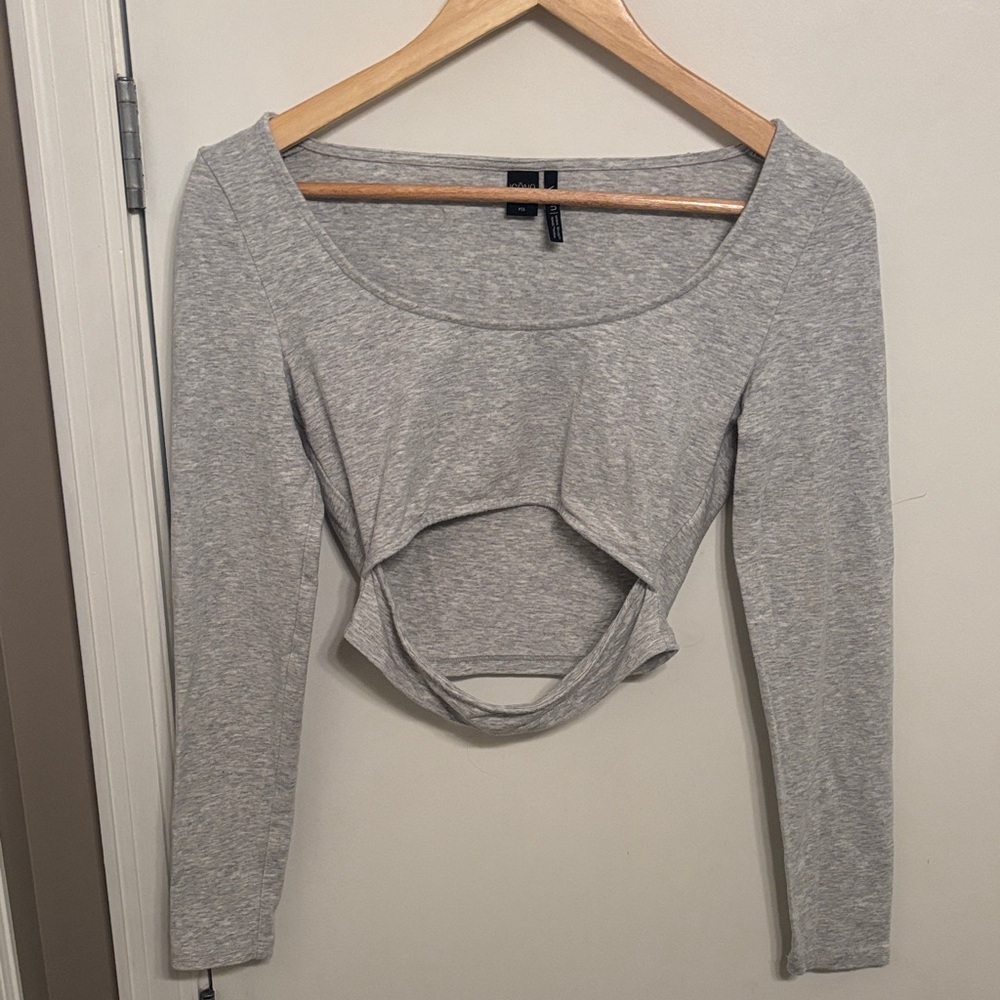 Simon’s long sleeve grey cutout crop top
